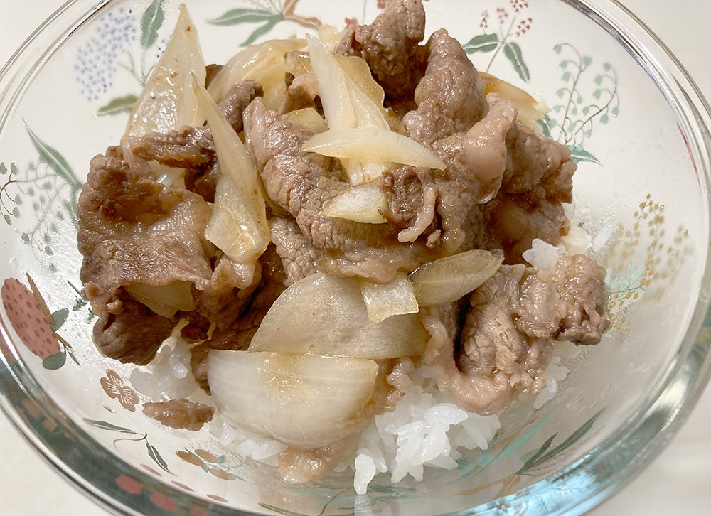 BankruptcyLaw53's tweet photo. 最近よく食べてるかんたん在宅めし〜🍚🥢1パック1,000円の牛肉を買って5個に分けて冷凍〜✨🧊✨薄切りした玉ねぎと1回分のお肉を一緒にすき焼きの割り下でサッと煮てご飯かうどんにかけて食べてます😋今日はプラスお味噌汁で🎶 https://t.co/awb5OnNhox