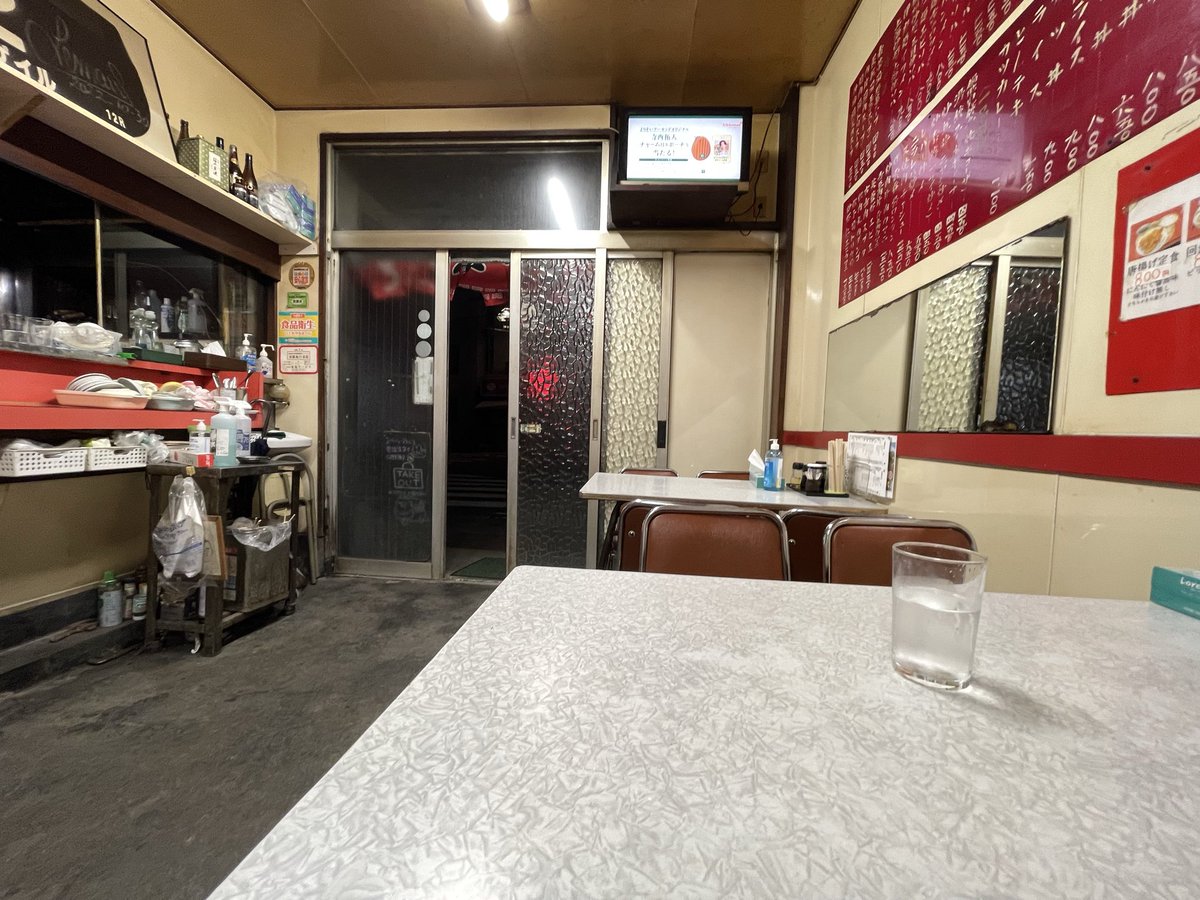 saunamanshu's tweet photo. ご飯切れ早仕舞いの暖簾を下すタイミングで、店主のご好意で入店♪
賄い料理から発展し、提供を始めたという赤牡（あかがき）
とギリギリ残ったご飯にて、半チャーハンを頂きました。
赤牡に玉子追加で辛さを緩和！辛いながら複雑な無二の味わいのスープが麺に絡んで軽く発汗♪
満腹ご馳走様でした♪ https://t.co/CjFCgNyeSw