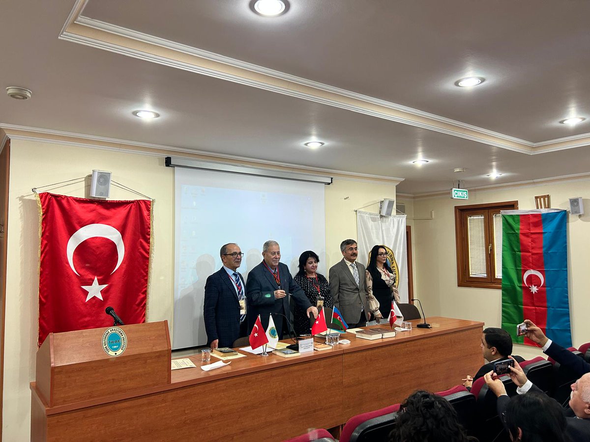 azculture_tr's tweet photo. Ankara’da Uluslararası Nesimi Sempozyumu.
19 Ekim’de Ankara’da, Azerbaycan’ın büyük şairi ve Türk dünyasının önemli mütefekkiri İmadeddin Nesimi’nin hayatı, edebî mirası ve felsefi düşüncelerine adanan Uluslararası Nesimi Sempozyumu düzenlendi. https://t.co/ZBLxFFk0C9