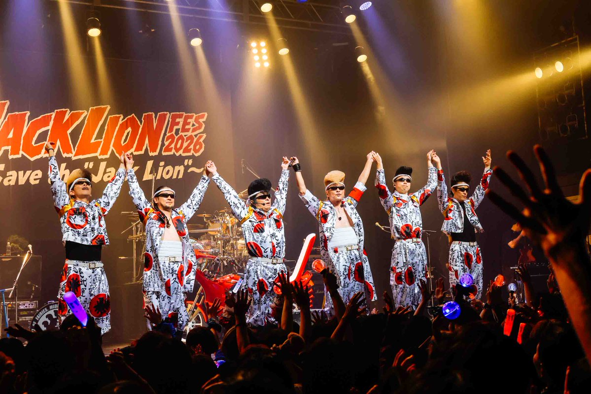 jacklion_fes's tweet photo. 【LIVE PHOTO📷】
氣志團のステージが終了しました! 
ドラムは本フェス発起人・叶亜樹良。 ドラムを探していた氣志團に、茨木の竹藪で白く光っていて見つかったのだとか。

📸堀内レイ / ReiHORIUCHI(@HRei01)

#JACKLIONFES2026 #SaveTheJackLion #氣志團 https://t.co/W3d9iigIdF