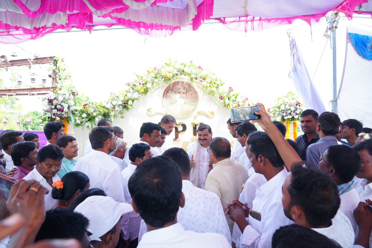 Drpmahendereddy's tweet photo. వారి కుటుంబ సభ్యులకు నా ప్రగాఢ సానుభూతిని తెలియజేస్తూ, వారి జ్ఞాపకాలు ఎల్లప్పుడూ మన మధ్య నిలిచివుండాలని ఆకాంక్షిస్తున్నాను. 🙏

#PatnamMahenderReddy #Peddemul #CPRCircle https://t.co/N2oun63pja