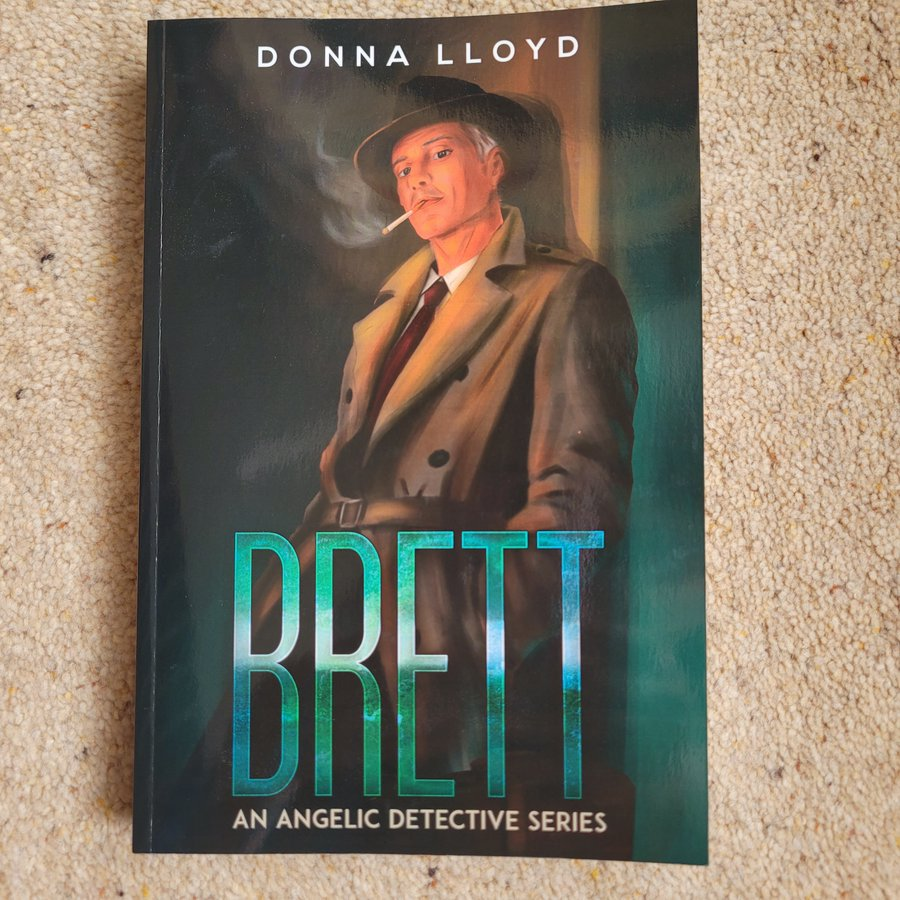 Lloyd2Dee's tweet photo. @lisamariehaden Book for Christmas? 🎄
Here's an easy read.
Meet Brett.  A retired detective; loves cheese; has a difficult brother and a lovely sister; and finds himself involved in solving cases with Inspector Ford, the local constabulary and the eccentric characters of Hexley.    #Amazon https://t.co/8cRlqhoDuM