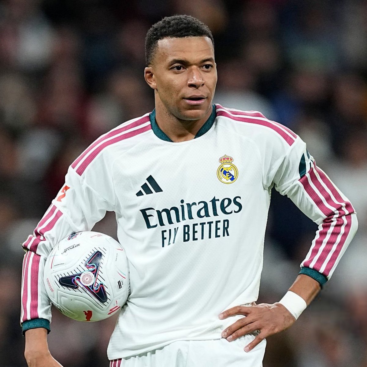 KUMUHANDAA's tweet photo. 🚨🇫🇷 Mbappé yemera ko kwiyita umukinnyi mwiza ku isi bishobora kurakaza bamwe mu Bafaransa. Avuga ko kwigirira icyizere bimufasha kwitwara neza kandi ko yemera kunengwa igihe atageze ku ntego ze. 🔥 https://t.co/c0yENEAznJ