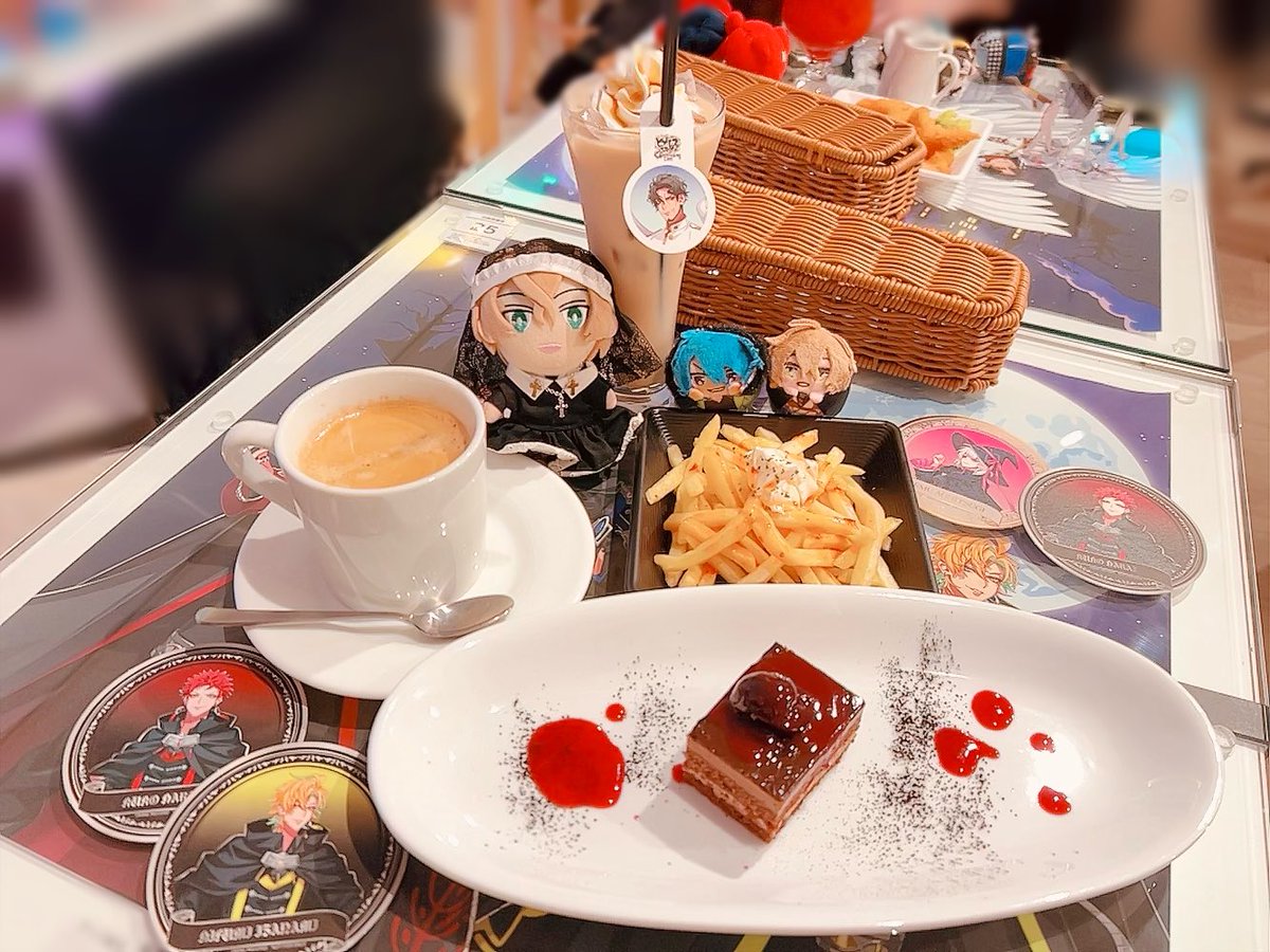 ilnmnli's tweet photo. カフェはしごした✌️☺️✨️私にはカレーだいぶ辛かったけど全部美味しかった！！！コースターは来なかったけどクリカは自引きできてはっぴ~🍀そして運良くまめころ🎲お迎えできた…🥲あとは🍭と🥂🔥🔥🔥 https://t.co/qrgSMNJgJv
