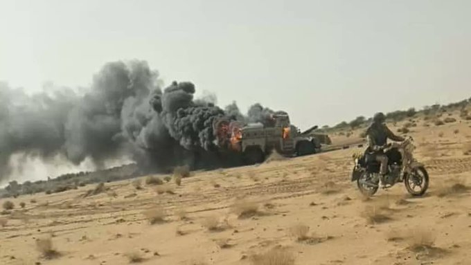 CurrentTre's tweet photo. Dans un rapport publié ce lundi 19 octobre, Human Rights Watch (HRW) affirme que le Jnim a reconnu l’exécution sommaire de soldats maliens à Tabrichat, dans la région de Gao, après l’attaque d’un convoi militaire en juillet dernier. https://t.co/1KTmxBeqXr
