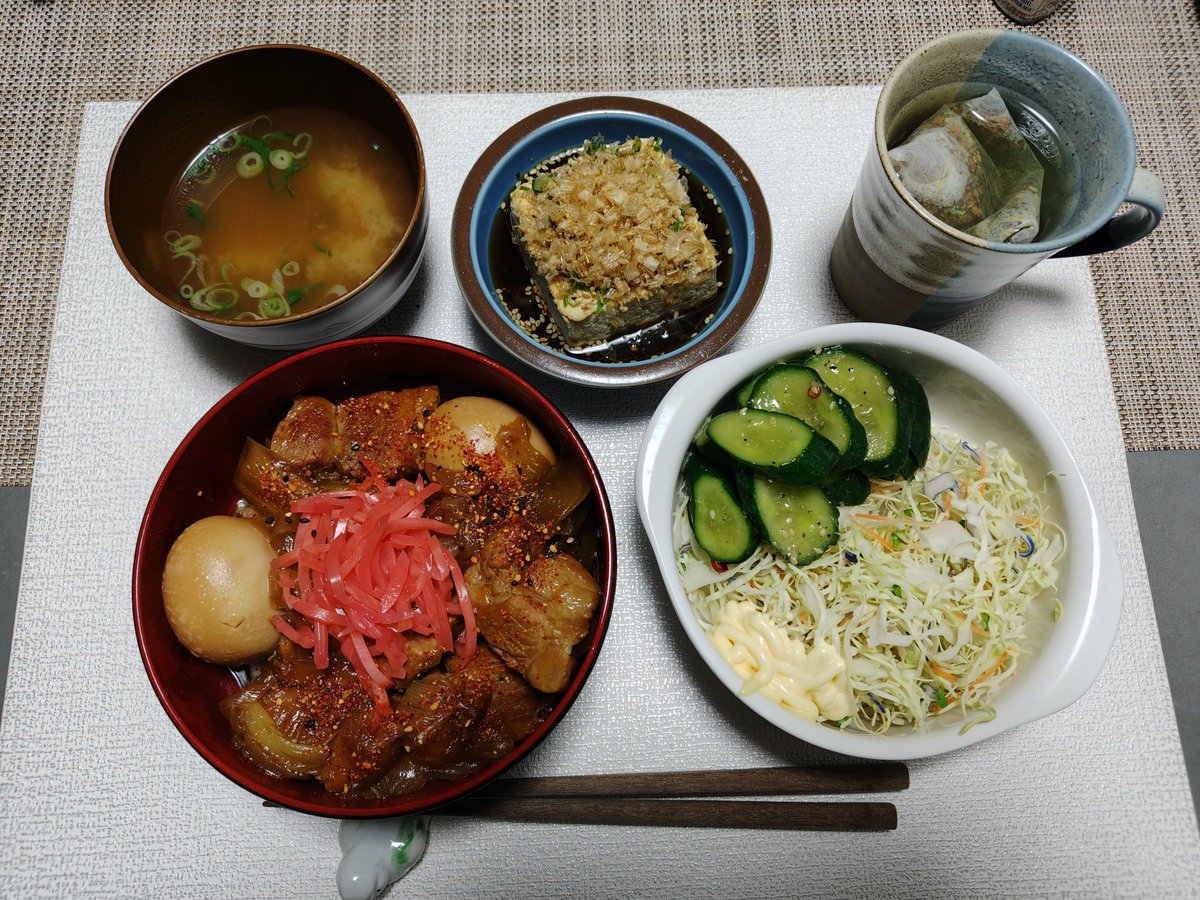 tomo110607's tweet photo. こんばんは〜

今日の夜ごはんです。
昨日の残りの豚丼😁

私の会社は祝日関係無しなので、今日から仕事。。。三連休の人達に憧れます😢 https://t.co/ZO5jaVNiSm