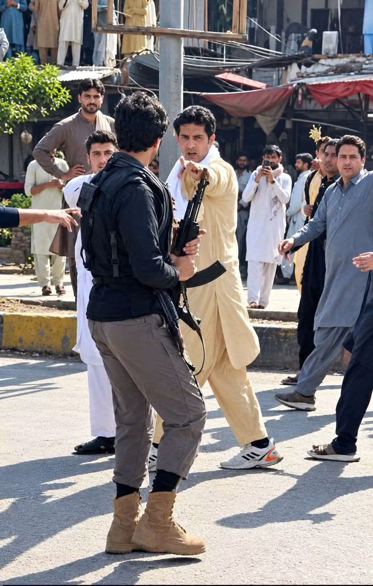 PTIKPOfficial's tweet photo. میں یہ نہیں کہتا کہ میرا سر نہ ملے گا 
لیکن میری آنکھوں میں تجھے ڈر نہ ملے گا

#باڑہ_خیبر سے ایک نئی مزاحمتی تحریک کا آغاز ہوچکا ہے ، جو اب پورے خیبرپختونخوا اور پاکستان میں پھیلے گئی https://t.co/mJvkxgK5Ev