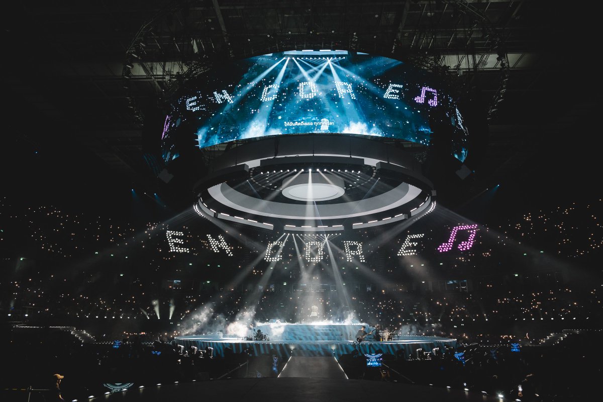 ANiceEnt's tweet photo. “นนท์ ธนนท์” เสิร์ฟเวที 360° กลางอิมแพคปิดฉาก “ARENA ENCORE” พร้อมประกาศ EP.04 ปีหน้า “จัดร้อนหน่อยนะครับ” เตรียมบุก “ราชมังฯ”

#THEMOMENT_ARENAENCORE
#NONTTANONT
#LOVEiSSHOWBiZ
#LOVEiSENTERTAINMENT

“Arena Encore” สร้างปรากฏการณ์เวทีรอบทิศกลาง IMPACT ARENA “นนท์ ธนนท์” จัดเต็มทั้งเพลง แสง สี เสียง พร้อมแขกรับเชิญสุดเซอร์ไพรส์ ก่อนประกาศก้าวต่อไปในปีหน้า กับ EP.04 ฉลอง 15 ปีบนเส้นทางศิลปิน เตรียมพบความยิ่งใหญ่ครั้งใหม่ที่ “ราชมังคลากีฬาสถาน” พร้อมทิ้งท้าย “ปีหน้าร้อนหน่อยนะ แต่น่าจะกดบัตรง่ายขึ้น” โปรดติดตามรายละเอียดอย่างเป็นทางการเร็ว ๆ นี้!

เรียกได้ว่าเป็นอีกหนึ่งค่ำคืนที่เต็มไปด้วยโมเมนต์สมชื่อ สำหรับ “นนท์ ธนนท์” ศิลปินเดี่ยวจากค่าย LOVEiS ENTERTAINMENT ที่โลดแล่นอยู่บนเส้นทางดนตรีมาอย่างยาวนาน และยังคงสร้างสรรค์โชว์ใหม่ ๆ ให้แฟนเพลงได้สัมผัสอยู่เสมอ ล่าสุดกับคอนเสิร์ต “มาม่า Presents NONT TANONT THE MOMENT OF SPECTACLE : ARENA ENCORE” ที่กลับมาสานต่อความสำเร็จจากครั้งก่อน พร้อมยกระดับโชว์ให้ยิ่งใหญ่ขึ้นอีกขั้น ด้วยการเนรมิตเวทีกลางฮอลล์ IMPACT ARENA ให้แฟน ๆ ได้ใกล้ชิด “นนท์” จากทุกมุม พร้อมจัดเต็มทั้งดนตรี แสง สี เสียง และโปรดักชันตลอดสองรอบการแสดง เมื่อวันที่ 3-4 ต.ค. 2569 ณ อิมแพ็ค อารีน่า เมืองทองธานี

🔗https://t.co/QrIiuuXDuC