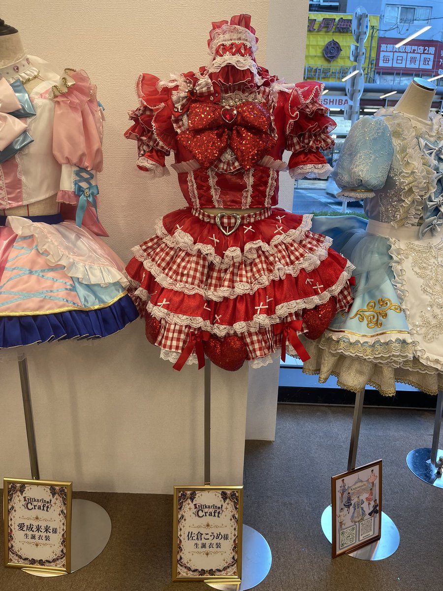 D_macky14's tweet photo. 昨日、舞台を見た後は「ヒロイン日和。」へ。アイドル衣装の展示会、こうめさんの生誕ライブの時の衣装があったー。こうやって改めて見る事ができて嬉しかった。

ああいう素晴らしいライブもデザイナーさんと一緒になって、作り上げてるんやねー

#佐倉こうめ #ヒロイン日和 https://t.co/eIiMZlVziy
