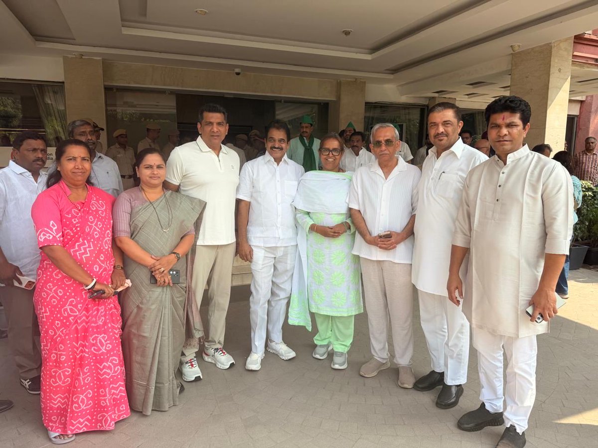 VarshaEGaikwad's tweet photo. हैं तैयार हम… ✊🇮🇳
#chalodilli https://t.co/uQnxFVgF7v