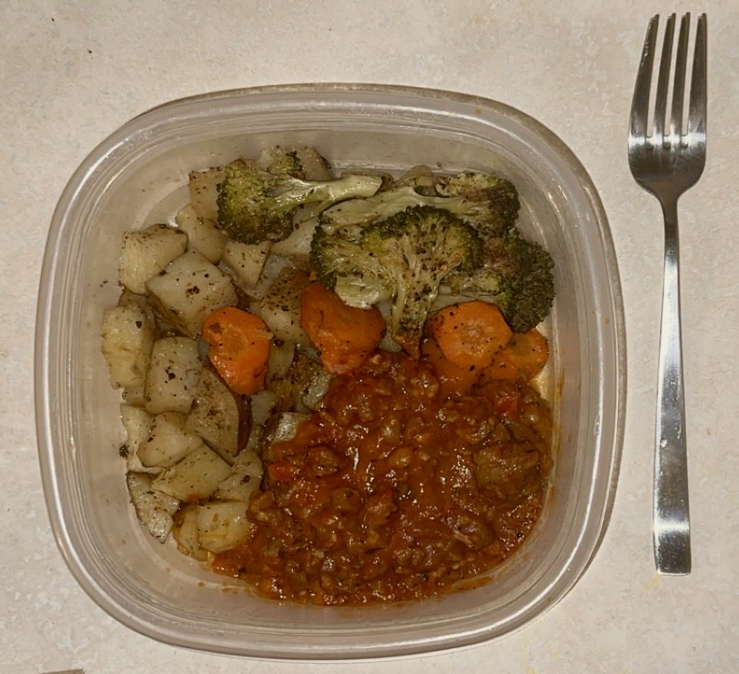 S4pphireF0x's tweet photo. Broke my fast early so I have something in my stomach for tomorrow to prevent a binge. I’m gonna retry my 72hr fast on Wednesday. 

Meal prep bowl (263cals (I measure out and label all my meal preps for easy tracking)). https://t.co/JIWaYcKxDD