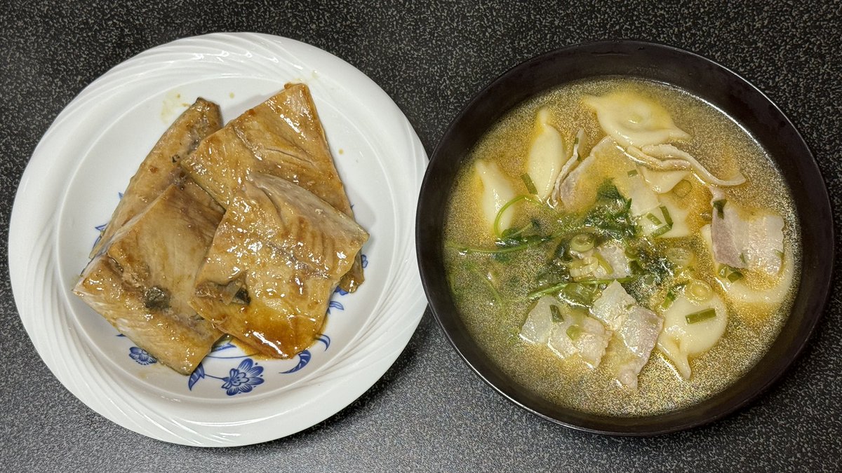 akkamnr's tweet photo. 今夜はたまには魚を食べる！！

鯖の生姜焼きに汁物は、みそ味のラーメンスープに豚バラとネギ、水餃子を入れて食べるよ！！
今年は秋刀魚高くて食べられん！！

食後に今夜もアイスを食べる

#今日の晩ご飯 
#晩ご飯
#おうちごはん https://t.co/YnOXDpvnqk