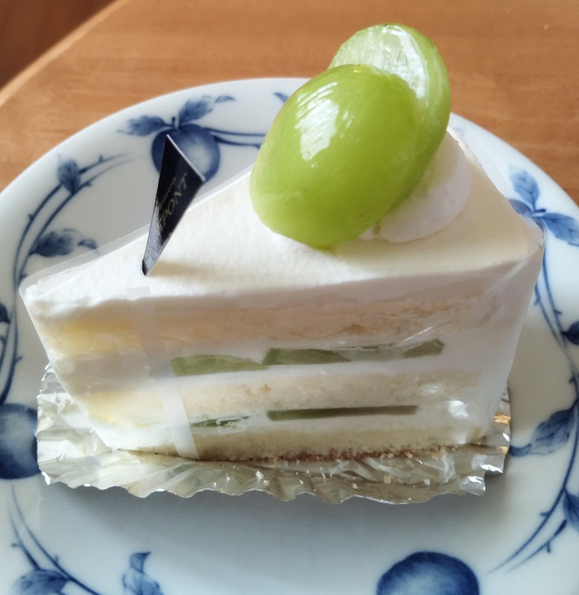 hako35's tweet photo. マスカットケーキとタルト残ってて良かった😆

#今日のおやつ
 #るぽん https://t.co/IgM3lFGcNm
