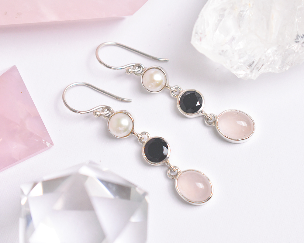 mimpijewelsbali's tweet photo. ローズクォーツの優しいピンク、淡水パールの上品な艶めき、ブラックスピネルのシックな輝き。

3種類の天然石が耳元で揺れる、華やかさと落ち着きを兼ね備えたシルバーピアスです。

🔗https://t.co/kOAv2JoSyE

@minnecom 
#ピアス #ハンドメイド #天然石 https://t.co/Tzulf1fuLB