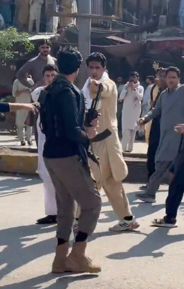 Zaeemlegharii's tweet photo. جو لوگوں کو بندوقیں دیکھا کر  خاموش کروانا چاہتے ہیں ان کےلیے اس تصویر میں میسج ہے  ۔۔
آنکھوں میں خوف نہیں https://t.co/gDegLOLmp4
