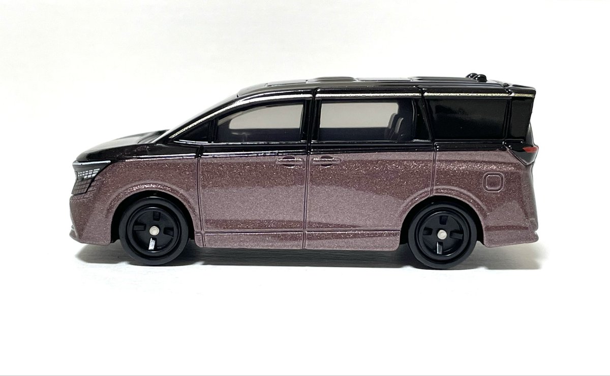 Rice_Blue2000's tweet photo. トミカの日産 エルグランド
白が通常版、ツートンが初回特別仕様

フロントグリルあたりの未来的なデザインがうまく再現されています。開閉ギミックは省かれていますが持った時の重量感もあり良い仕上がりだと思います。

#ミニカー 
#トミカ https://t.co/Ifl3iUwd3F