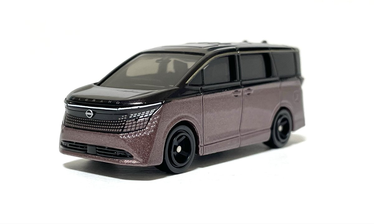 Rice_Blue2000's tweet photo. トミカの日産 エルグランド
白が通常版、ツートンが初回特別仕様

フロントグリルあたりの未来的なデザインがうまく再現されています。開閉ギミックは省かれていますが持った時の重量感もあり良い仕上がりだと思います。

#ミニカー 
#トミカ https://t.co/Ifl3iUwd3F