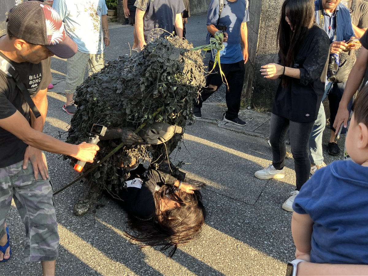 miyakomainichi's tweet photo. 見物客に馬乗りになって泥を塗るパーントゥ
＃宮古島 https://t.co/zi1uiXiROD