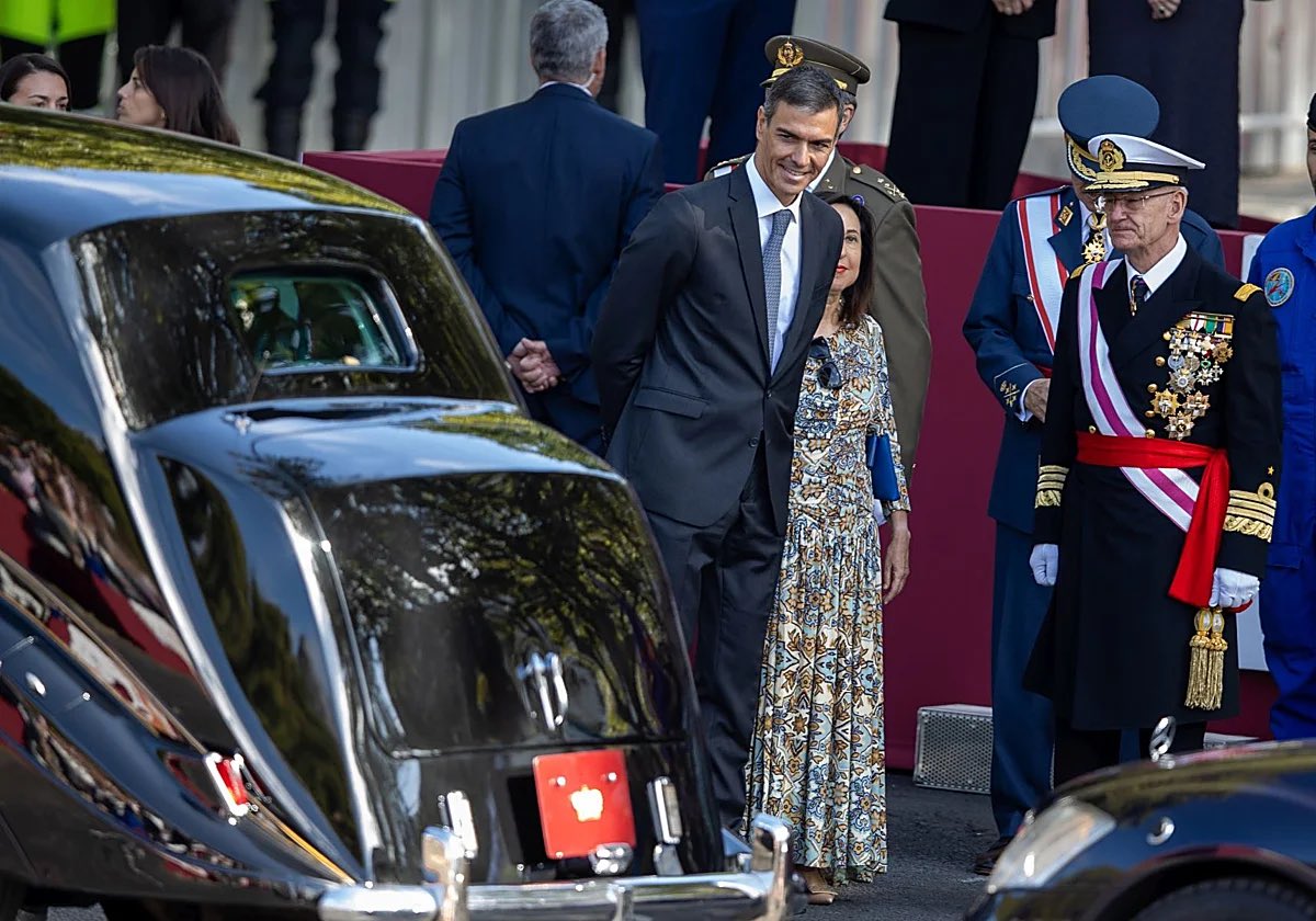 Doct_Tricornio's tweet photo. 🔴 Que bien se oye el “¡Pedro Sánchez, hijo de puta!” y el “¡Ceuta no se vende, Ceuta se defiende!” en Televisión Española durante el desfile de las Fuerzas Armadas: ni aunque alejen al público más de 200 metros, se deja de oír alto y claro el clamor popular 

NI UN PALMO DE SUELO NACIONAL SIN QUE ESTE HDP ESCUCHE LAS MEJORES CANCIONES DE SU PLAYLIST