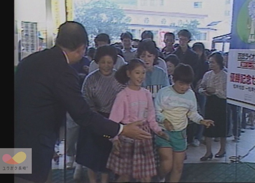 yugakujimukyoku's tweet photo. 今から40年前の
長崎のニュースからです！

＃昭和61年（1986）10月10日
パリーグで連覇を果たした
「＃西武ライオンズ」
の優勝記念セールが
開催されていたのは
「西友道ノ尾店」でした！

普段の日曜日の2倍にあたる
4万人が詰めかけました！
＃ユウガク ＃長崎　
https://t.co/cqilj4hLFx https://t.co/PMxHYCpkY3