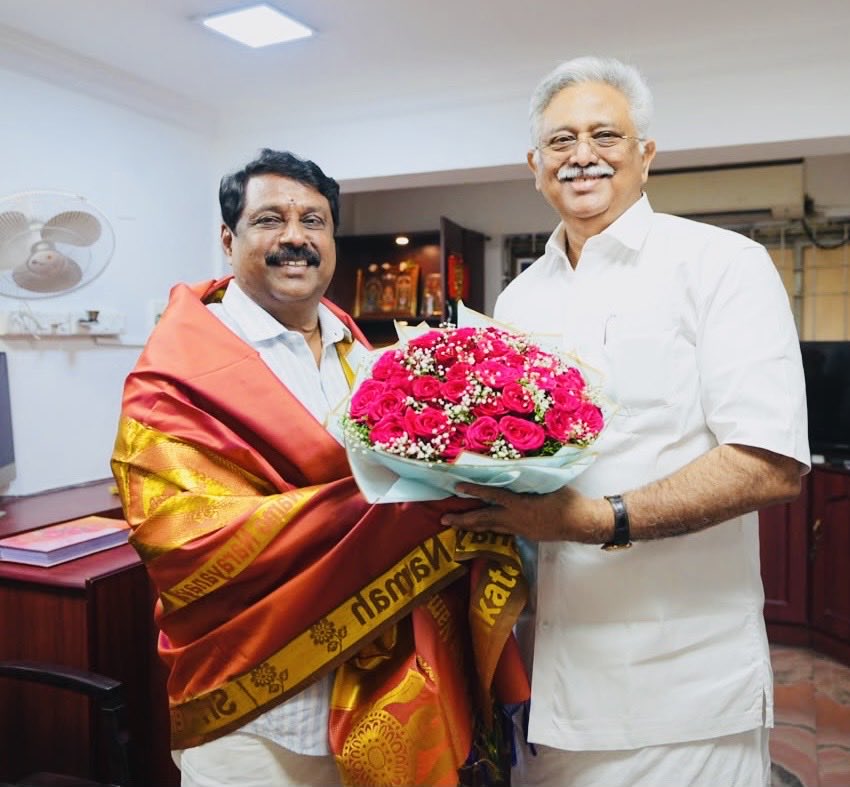 RaArjunamurthy's tweet photo. நேற்று, மாண்புமிகு பாரதப் பிரதமர் திரு. @narendramodi அவர்களின் வெற்றிகரமான சென்னை விஜயம் குறித்த எனது மகிழ்ச்சியையும் பாராட்டுகளையும் தமிழக பாஜக மாநிலத் தலைவர் திரு. @NainarBJP அவர்களுடன் பகிர்ந்து கொண்டேன். மேலும், அவரது அமெரிக்கப் பயணம் இனிதாகவும் வெற்றிகரமாகவும் அமைய வாழ்த்துகளைத் தெரிவித்துக் கொண்டேன்.

#BonVoyage