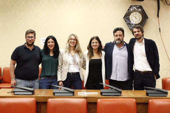 Belavent01's tweet photo. Podemos es tan sectario que solo hace falta ver la foto de lxs candidatos a las europeas de 2019 para verlo: una independiente de cabeza de lista (Rodríguez Palop), uno de Anticapitalistas (Urban), uno de Comuns (Urtasun) y dos de IU (Rego y Pineda), solo una de Podemos (Idoia) https://t.co/qgLw6bMf9a