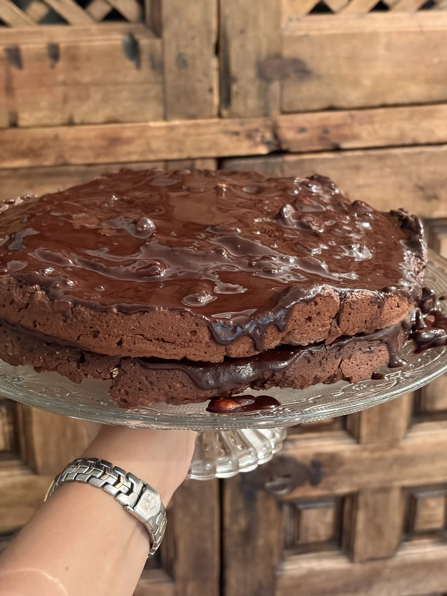 kunana___'s tweet photo. Lunes de fiesta solo significa una cosa: desayuno con mucha calma… y con la tarta de chocolate que preparé ayer 🤍 https://t.co/P3ykWDengz
