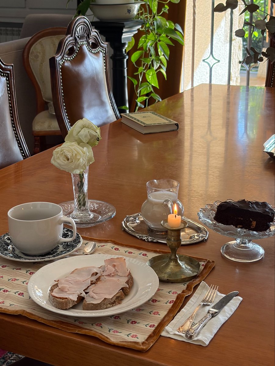 kunana___'s tweet photo. Lunes de fiesta solo significa una cosa: desayuno con mucha calma… y con la tarta de chocolate que preparé ayer 🤍 https://t.co/P3ykWDengz