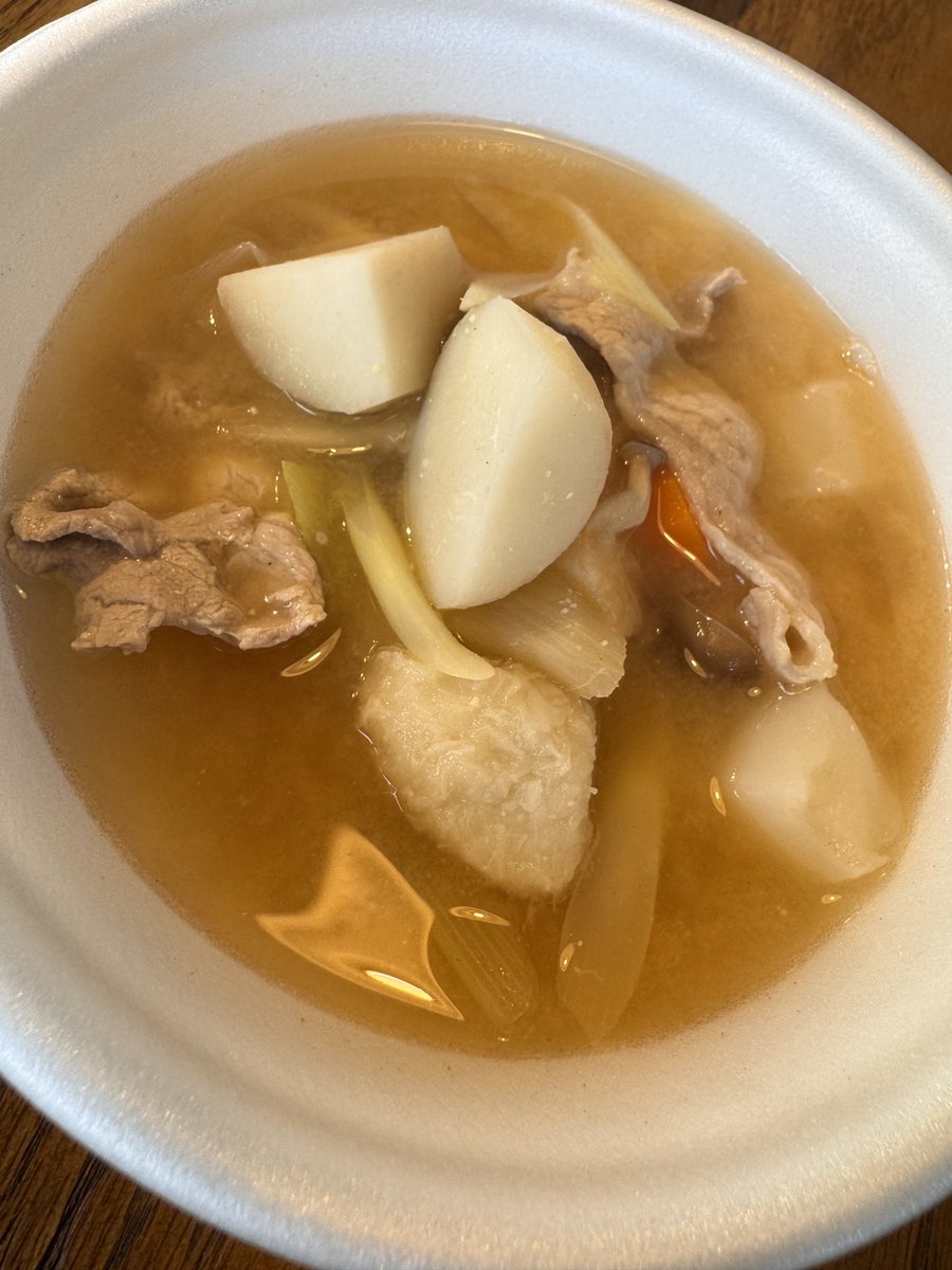 Chiduru_Vtuber's tweet photo. やっぱさ
いまの時代「飲みニケーション」じゃないのよ

山形県民なら「芋煮ケーション」一択でしょ！！

味噌だとか醤油だとかそんなこと言ってないで、協力してそれぞれの芋煮を作る

できた頃にはお互いの芋煮を褒めたたえ、そして友情が育まれていくわけ

芋煮最高〜！！！！！ https://t.co/q5M8PRQu1m