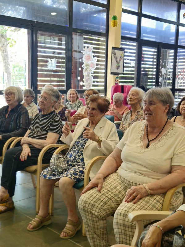 CHMartigues's tweet photo. 🎶 [ Retour en images sur un joli moment musical à l’AJA ]
Les patients de l’accueil de jour Alzheimer, sur le site du Vallon de l’Hôpital de Martigues, ont eu le plaisir précédemment d’accueillir un accordéoniste pour un moment placé sous le signe de la musique et du partage. https://t.co/A44NYuajUn