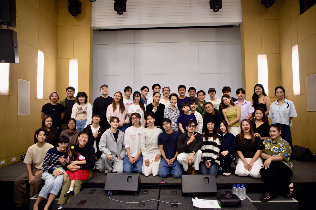 LoveofSiamGMMTV's tweet photo. READTHROUGH | 'รักแห่งสยาม The Musical' 🎶 
เปิดห้อง Auditorium อ่านบทกันไปเรียบร้อยค่าา บรรยากาศสนุกสนานมากๆ และเป็นครั้งแรกที่นักแสดงได้เจอกันแบบครบทุกตัวละครด้วย! ฝากติดตามและส่งกำลังใจให้พวกเราด้วยน้าา ❤️ #รักแห่งสยามTheMusical 

🔗 MORE INFO : https://t.co/Z67yDUOM5h

#GMMTV https://t.co/LtzUC2A6n7