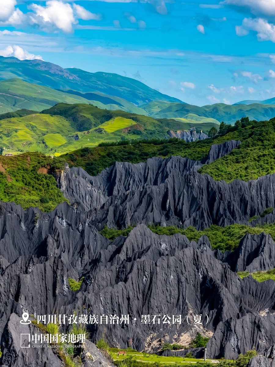 qianduo53129251's tweet photo. 四川甘孜藏族自治州·墨石公园墨石公园，中国唯一、世界罕见的糜棱岩景观，有着奇特的变色技能：夏天湿润季节时，石林苍黑带绿；其他时节较为干燥，则是灰中带蓝。其实糜棱岩的基础色彩是墨绿色，但由于富含钙盐，钙盐中的结晶水容易受湿度影响而变色，便有了这场“变装秀”。 https://t.co/VOoyJI9FEG