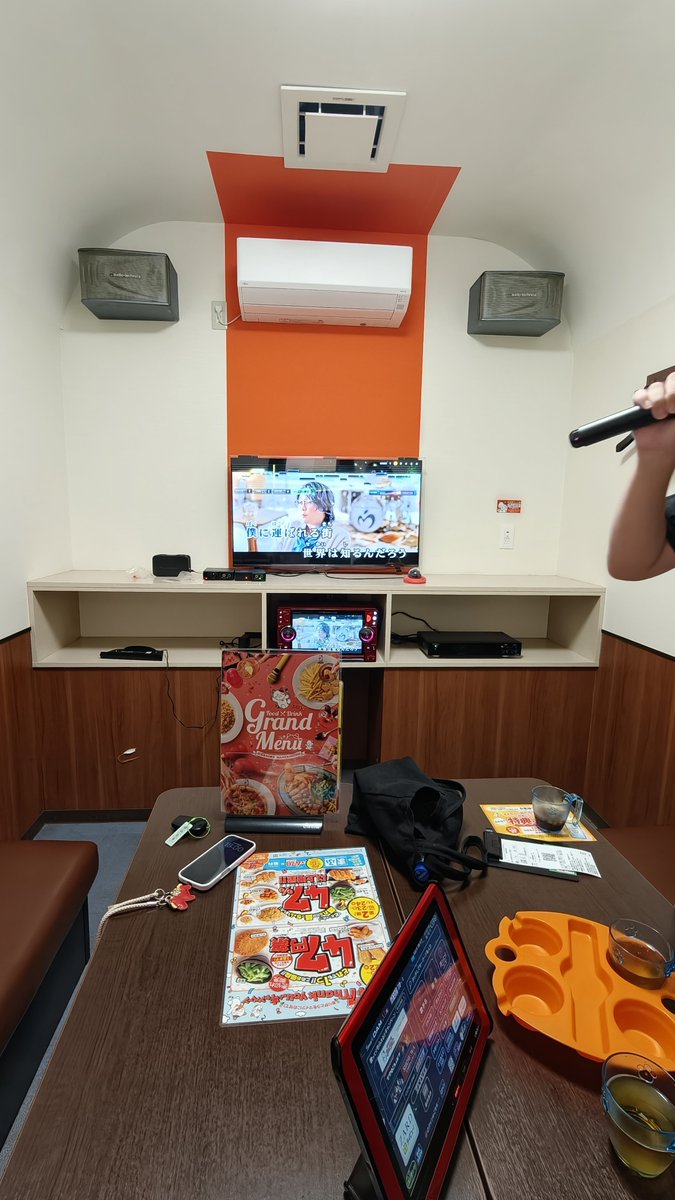 RyoTakeuchi2333's tweet photo. 日本のカラオケ料金、
疑問に思いませんか？

今日、家族で日本のカラオケに来た。

日本は「1人いくら」。
中国は基本的に「1部屋いくら」。

仮に、
日本は1人600円、
中国は1部屋1,000円だとする。

5人で行った場合、

日本：600円×5人＝3,000円
中国：1,000円÷5人＝1人200円

中国式は、人数が増えて歌える曲数が減る分、1人あたりの料金も安くなる。

でも日本式は、人数が増えて歌える曲数が減っても、1人あたりの料金は基本的に変わらない。
何だかとても損した気分になった。

もちろん、中国式は1人で利用すると割高になるという欠点もある。

それでも、同じ部屋、同じ機械、同じ時間を使うなら、中国式のほうが合理的では？

皆さんはどう思いますか？

#日中文化比較 #カラオケ