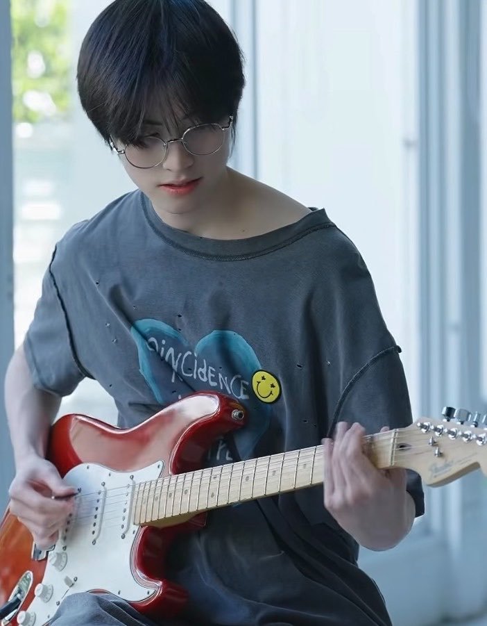 heymymeoww's tweet photo. ใส่แว่น ผมไม่เซต เสื้อยืดไหล่ตก อห โคตรเคะ🫠🫠🫠🫠🫠 https://t.co/BBlnJY4W3n