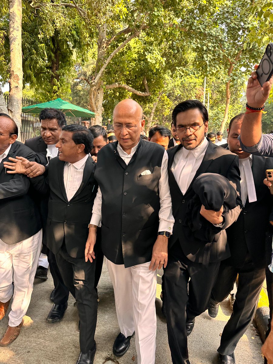 DrAMSinghvi's tweet photo. Chalo Delhi!

At March for Democracy from Supreme Court to Barakhamba. https://t.co/V0XNdX7bXt