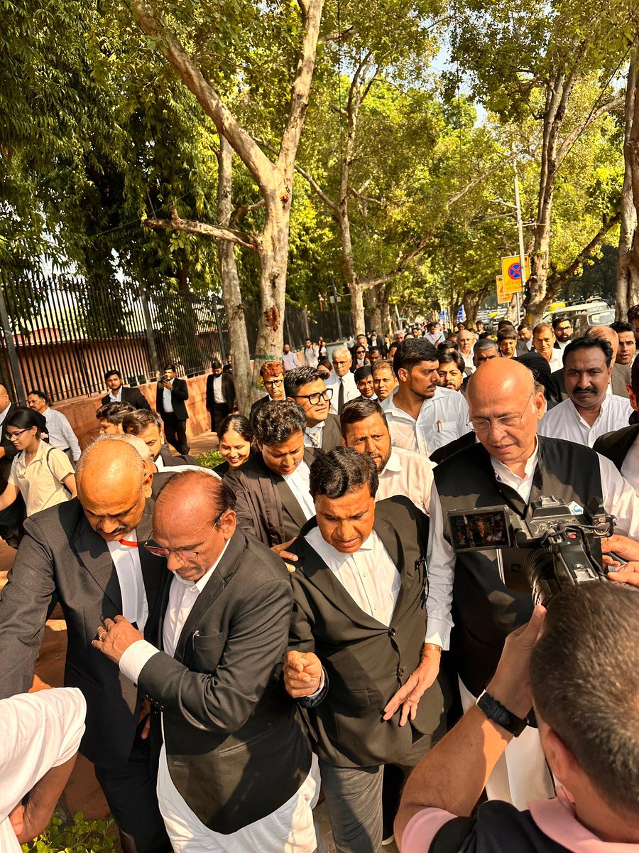 DrAMSinghvi's tweet photo. Chalo Delhi!

At March for Democracy from Supreme Court to Barakhamba. https://t.co/V0XNdX7bXt