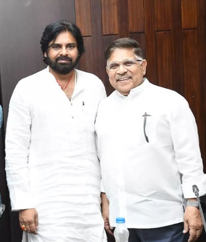 telugucinemafox's tweet photo. 30 Years of Power Star Pawan Kalyan ❤️🔥
Allu Aravind garu pens a heartfelt note celebrating his incredible cinematic journey, recalling Akkada Ammayi Ikkada Abbayi and appreciating his contributions beyond cinema. 🙏❤️
#PawanKalyan #30YearsOfPawanKalyan #PowerStar https://t.co/6UZSu8GTf1
