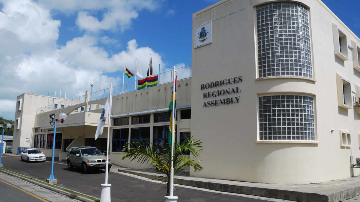 defimediainfo's tweet photo. 24 ans après l’accession à l’autonomie : Rodrigues est-elle véritablement maîtresse de son avenir ? dlvr.it/TVtC6X #Rodrigues #Autonomie #24Ans #Débat #Avenir https://t.co/gyrU53OQhh