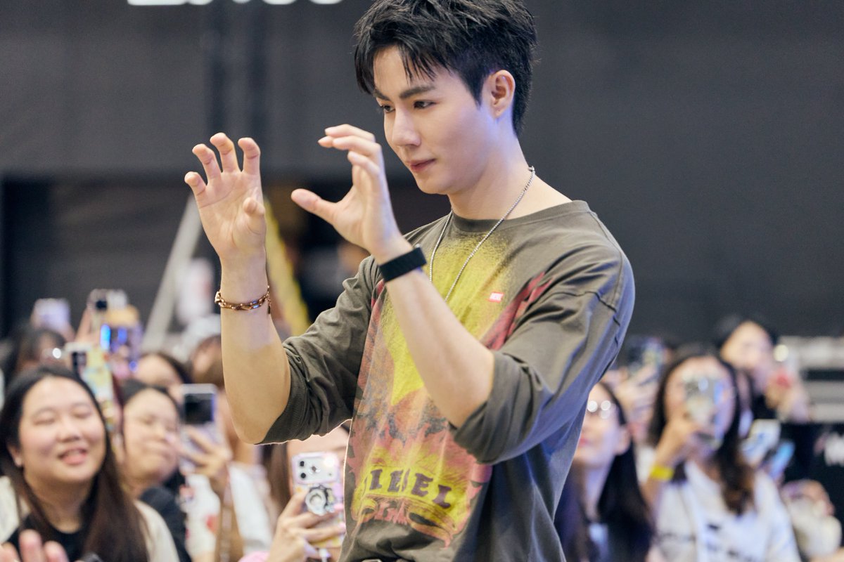 Hello_asian's tweet photo. อบอุ่นใจเกินต้าน! “ซี พฤกษ์” แฮปปี้ฉลองวันเกิด 34 ปี 
แฟนคลับรวมพลังรักแน่นฮอลล์ “นุนิว” เบรกซ้อมยกเค้กเซอร์ไพรส์ ทำกรี๊ดสนั่น!!
  #34thHBDZEEPRUK
#ZeePruk

เรียกว่าเป็นวันพิเศษที่เติมเต็มหัวใจแบบสุด ๆ สำหรับหนุ่มหล่อ “ซี - พฤกษ์ พานิช” ที่มีอายุครบ 34 ปี เมื่อวันที่ 10 กันยายนที่ผ่านมา แต่ด้วยคิวงานทั้งในไทยและต่างประเทศที่แน่นเอี๊ยด จึงต้องเลื่อนมาจัดงานฉลองวันเกิด “ZeePruk Fan Gathering Happy Birthday” เมื่อวันที่ 11 ตุลาคม ณ MCC Hall เดอะมอลล์ไลฟ์สโตร์ บางแค งานนี้เหล่าแฟนคลับทั้งซันไชน์ ซนซน และนานานุ พร้อมใจกันมารวมตัวส่งต่อความรักจนแน่นฮอลล์ บอกเลยว่าความรักจัดเต็มแบบไม่มีแผ่ว!
ตลอดงานเต็มไปด้วยรอยยิ้ม และเสียงหัวเราะ เมื่อเจ้าของวันเกิดจัดเต็มความสนุก เสิร์ฟโมเมนต์เอาใจแฟน ๆ แบบครบเครื่อง ทั้งโชว์เดินแบบสุดเท่ ตอบคำถามสไตล์ไลฟ์โค้ช พร้อมแย้มแพลนธุรกิจใหม่ให้แฟน ๆ ได้รู้ก่อนใคร แถมยังเดินทักทายส่งโมเมนต์ใกล้ชิดทั่วฮอลล์ เรียกเสียงกรี๊ดได้เป็นระยะ เรียกว่าทั้งคนให้และคนรับต่างแฮปปี้กันถ้วนหน้า
แต่ไฮไลต์ที่ทำเอาแฟน ๆ ใจฟูและกรี๊ดกันสนั่นฮอลล์ ต้องยกให้โมเมนต์ของ “นุนิว” ที่เบรกซ้อมคอนเสิร์ตมาร่วมเซอร์ไพรส์วันเกิด “ซี พฤกษ์” พร้อมเค้กก้อนโต งานนี้ทำเอาบรรยากาศยิ่งพิเศษขึ้นไปอีกขั้น ขณะที่เหล่าแฟนคลับก็ไม่น้อยหน้า จัดเต็มทั้งของขวัญ ช่อเงิน และซุ้มเงินแบบจัดหนักจัดเต็ม ก่อนปิดท้ายด้วยการถ่ายภาพร่วมกัน เก็บโมเมนต์แห่งความประทับใจกลับบ้านไปแบบเต็มหัวใจ
ด้าน “ซี พฤกษ์” เผยความรู้สึกว่า “วันนี้พูดคุยกันสนุก แฮปปี้มากครับ ขอบคุณทุกความรักในวันนี้มาก ๆ ขอให้แฟนคลับทุกคนมีความสุข ปีนี้ก็จะเป็นความทรงจำที่ดีอีกปีหนึ่ง รักทุกคนนะครับ และขอบคุณหนูด้วยที่สละเวลามาเซอร์ไพรส์ทั้ง ๆ ที่ซ้อมหนัก สู้ ๆ นะจ้ะ”
เรียกได้ว่าเป็นอีกหนึ่งวันเกิดที่เต็มไปด้วยความรักจากแฟน ๆ และโมเมนต์พิเศษจากคนสำคัญ ทำเอาเจ้าของวันเกิดยิ้มแก้มปริ ปิดจบงานไปพร้อมความทรงจำสุดอบอุ่นที่ทั้ง “ซี” และแฟน ๆ คงเก็บไว้ในใจไปอีกนาน