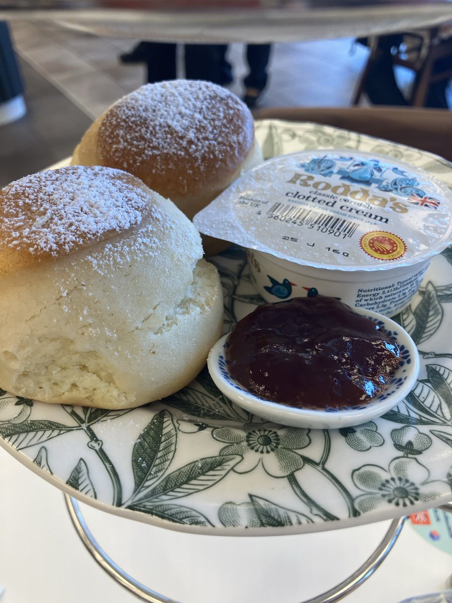 mgmgchiikawa's tweet photo. 万博の思い出
英国パビリオンのスコーン
何回かレシピ変わってました
大きなスコーンになってたな…
初日← 7月↓ 8月→ https://t.co/CXzNbfagZw