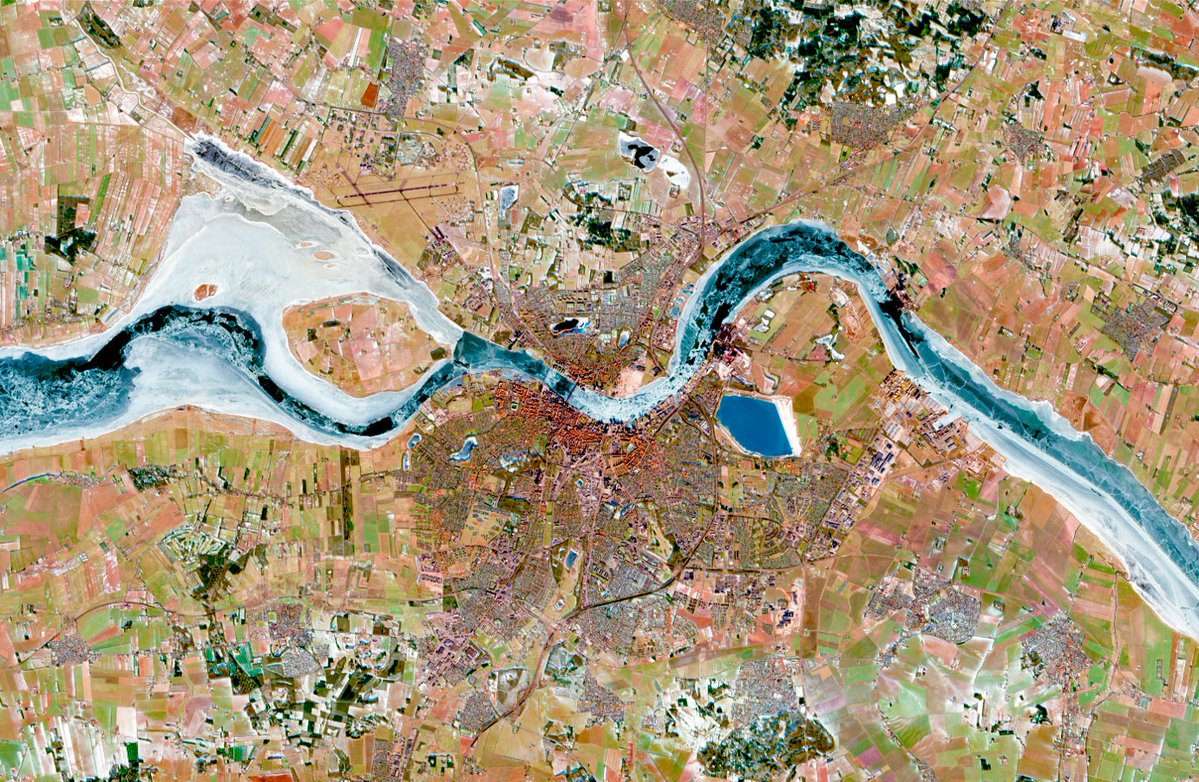 earsc's tweet photo. How do you turn a satellite image into a number a bank 💶 can act on?

Envira, a Danish climate fintech &amp; EARSC Start-Up Award finalist, turns satellite &amp; climate data into physical climate risk metrics, via Envira 🚜 Agro (crop risk) &amp; Envira 💧 Flood (building-level flood risk) https://t.co/VS0hwNngO6