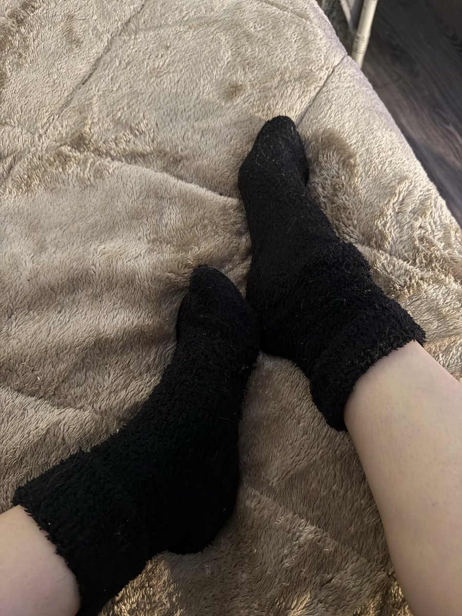 GothDollDom's tweet photo. hi loosers qui veut voir sous ces chaussettes ? envoie une offrande et tu seras bien gâter comme un bon toutou 
#feetfetısh #footfetısh #pieds #slave #moneyslave #paypig #cashmeet #findom https://t.co/7VEQQsN8yb