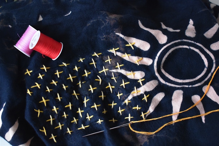 LGSpace's tweet photo. In the UK alone, around 300,000 tonnes of used clothes are binned each year. To help reduce this waste:
🧵 Avoid fast fashion
🧵 Use what you have
🧵 Buy second hand
🧵 Learn how to mend
More: https://t.co/EML8O3bi1F https://t.co/sLoUCkkWNV