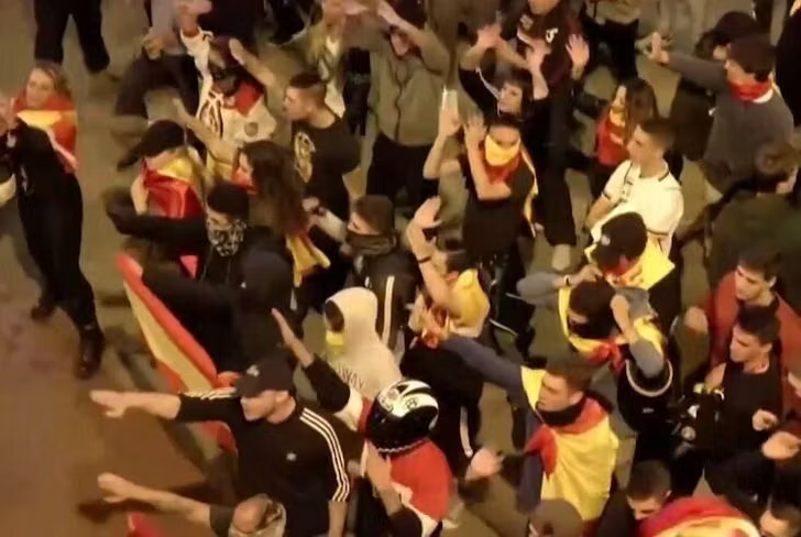 b68MiO7's tweet photo. @J_Bardella @Santi_ABASCAL VOX : un parti d'extrême droite nostalgique de Franco (du fascisme)
https://t.co/Pi3drOXgkn https://t.co/fsX2LaLT6n