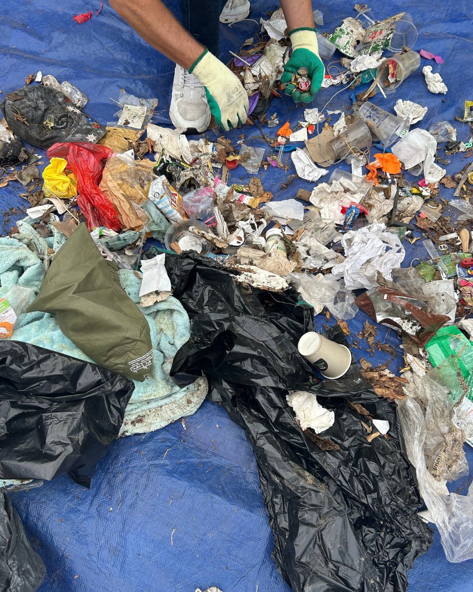 PhilipMorris_CH's tweet photo. 80 collègues, 3 heures et un bel impact ! 

 À Lausanne, notre #WorldCleanupDay Day a permis de collecter 2 600 mégots, 91 bouteilles en verre, 42 PET, 102 canettes et près de 60 kg de déchets. 

En savoir plus sur notre engagement contre le #littering : https://t.co/ydURtxoCsE https://t.co/BrGJsrnzkD
