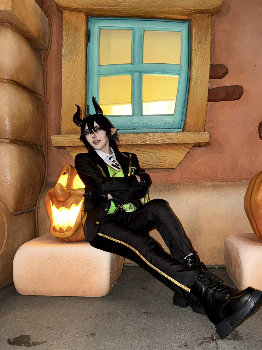 _Sumi_cha's tweet photo. 色んなポーズで🎃と戯れる🐉

 #Dハロ仮装2026  #Dハロツイステ仮装 https://t.co/PGSGR6hMtd
