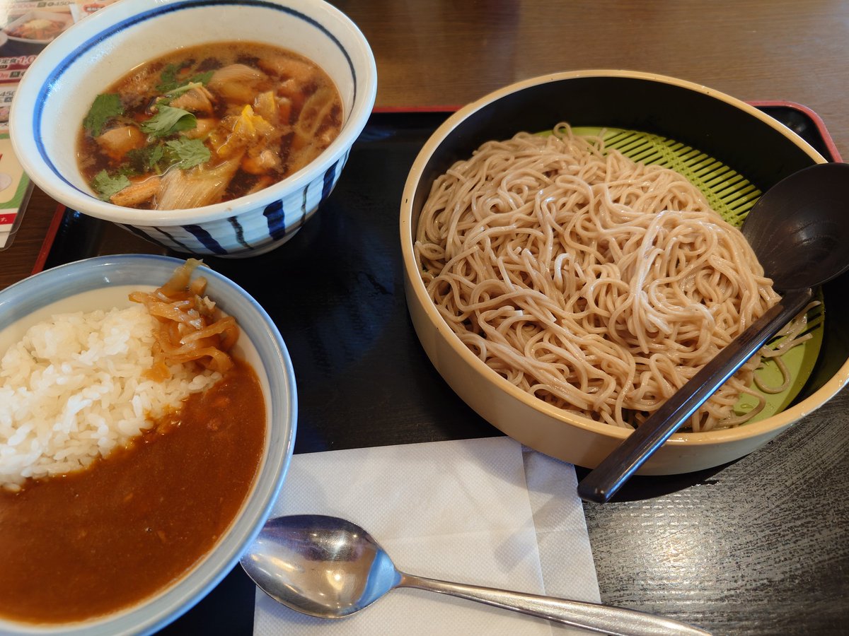 tkazma's tweet photo. 山田うどんで肉汁そばにミニカレー。名前は知っていてついに行く気になったので行ってみた。評判通りのファミリー的な味わいでいいんだけど、なかなか気軽に行ける場所にないんだ��な…。 https://t.co/QnPSE7FBrs