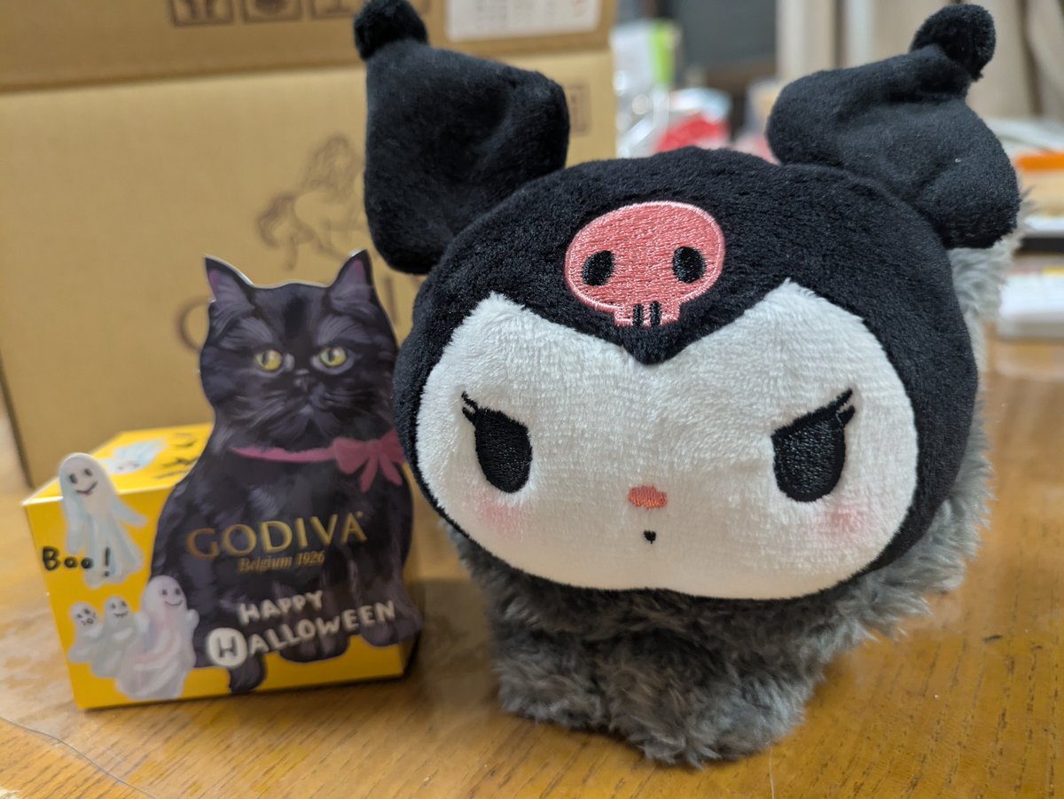 kurikan_top's tweet photo. GODIVA×クロミちゃん届きました！黒猫フード脱着可能！☺️💕伏せポーズも可愛いよ〜〜！！💞 https://t.co/5LgO4OXsBF
