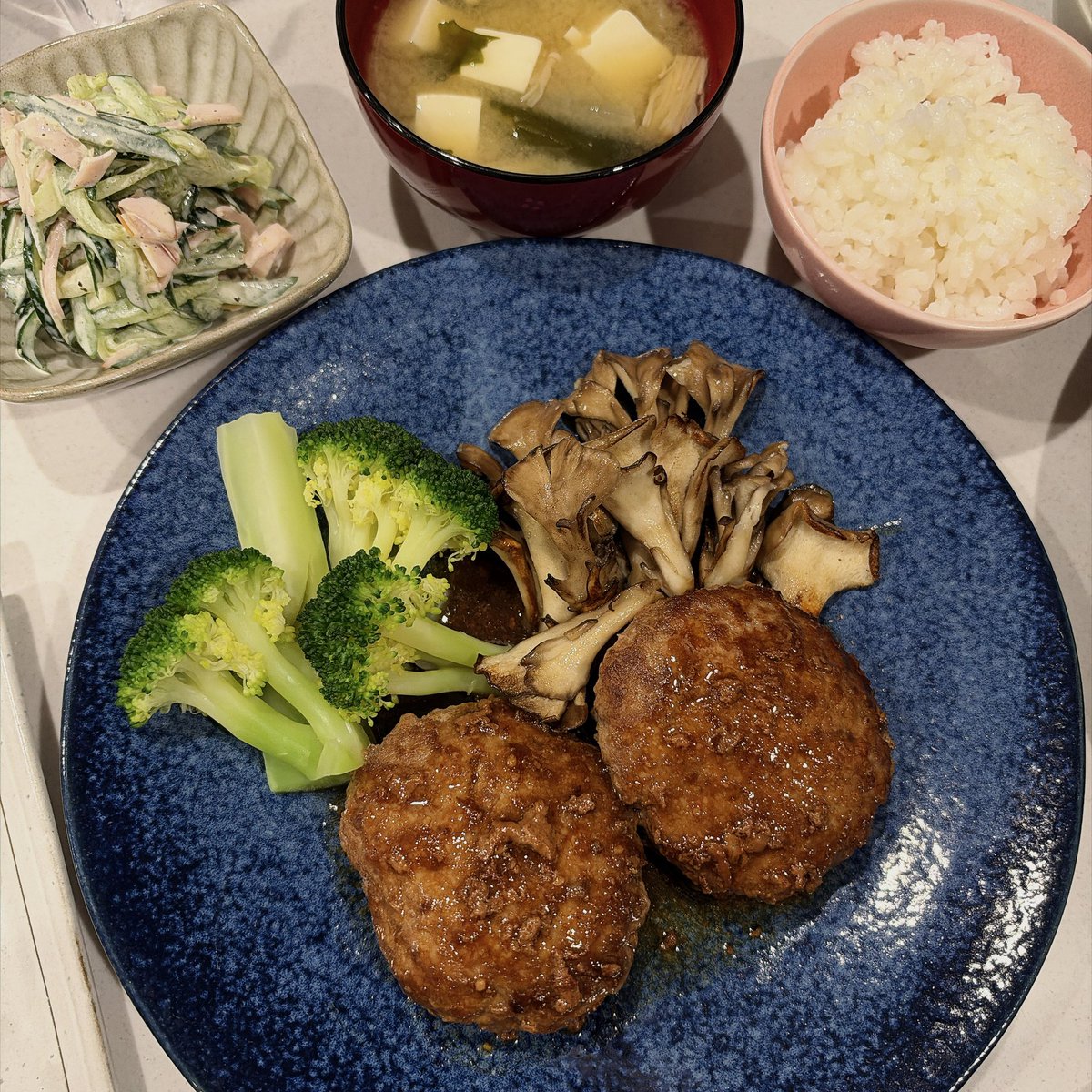 umekomam's tweet photo. 今日のご飯できたよ🍚

・豆腐ハンバーグ

・きゅうりのコールスローサラダ
　大人は辛子とブラックペッパーいり！

だよん💕

え？パンはどこ行ったって？？🫪
実はパン粉が切れてたから、
パンをそのまま一枚入れてあるの🍞

ちなみに玉ねぎは切らしてた！
だからソースも玉ねぎなし🥺

難しくなっちゃったかな🤭笑

もう食べ終わってるよ！
ごちそうさまでした😋