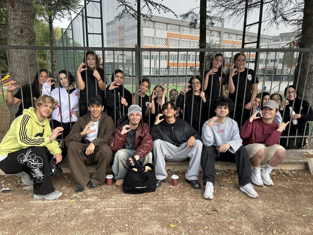wearecrushboys's tweet photo. Eskişehir’den ayrılmadan önce bize de çok güzel bir sürpriz oldu 🥹 Otelimizin yanındaki okuldan gelen CRUSHERS’ın sesini duyunca onlara karşılıksız kalamadık. Sizi çok seviyoruz! 🤍 https://t.co/NTn9otMO3G
